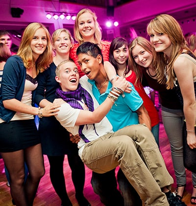 Jugendliche nehmen am Tanz-Kursprogramm teil